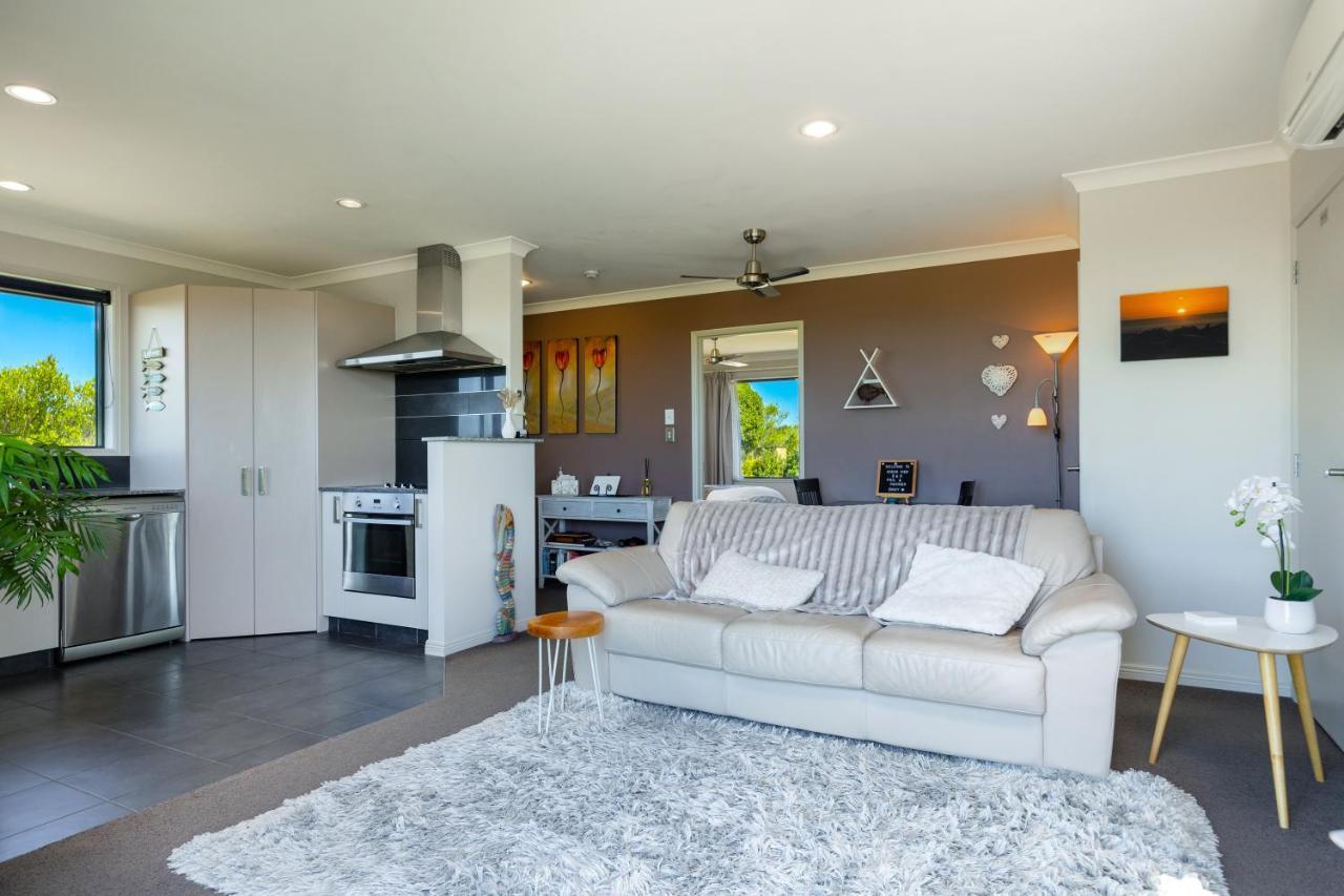 Ocean View Beachfront Apartment Бленем Экстерьер фото